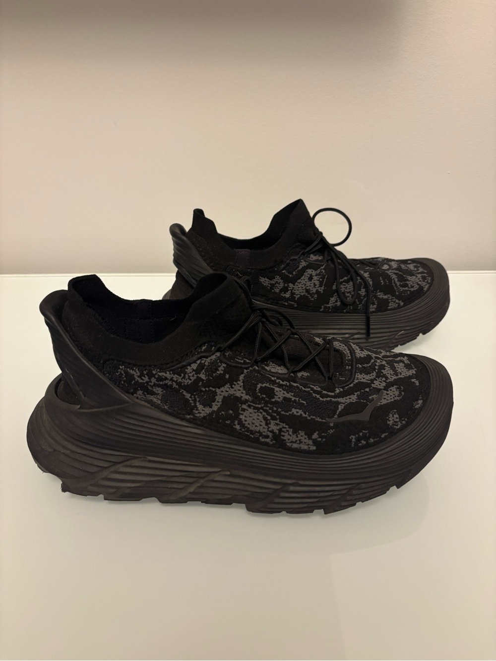 Hoka One One U Restore Chukkas Carbon Black Knit US Women 9